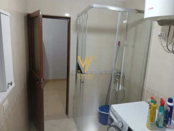 Tirane, jepet me qera 1+1+Ballkon Kati 3, 60 m² 400 € (ALI DEMI)