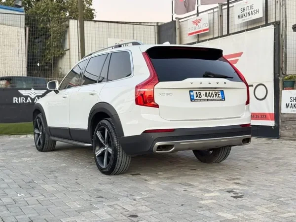 Durres, shitet makine Volvo Nafte, e bardhë 230 km 23.900 €