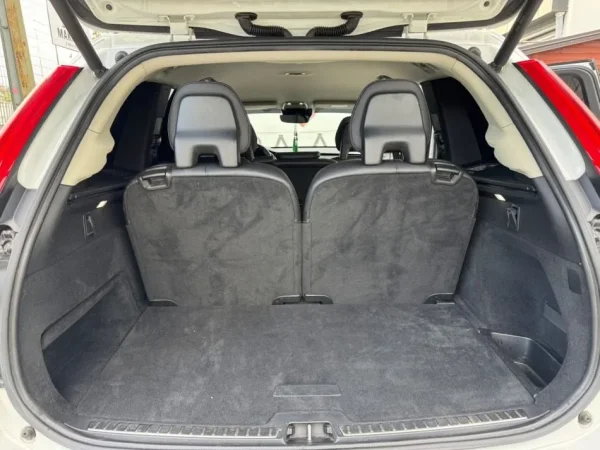 Durres, shitet makine Volvo Nafte, e bardhë 230 km 23.900 €