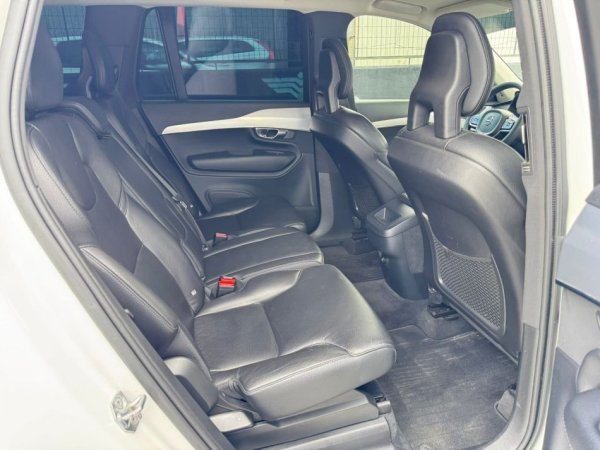 Durres, shitet makine Volvo Nafte, e bardhë 230 km 23.900 €