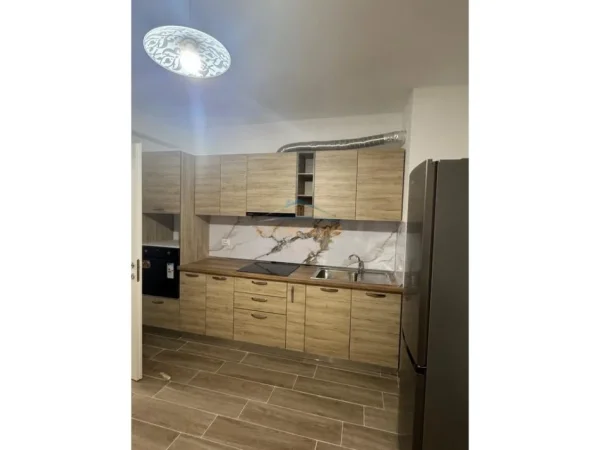 Tirane, jepet me qera apartament 2+1+Ballkon Kati 1, 95 m² 520 € (5 maji)