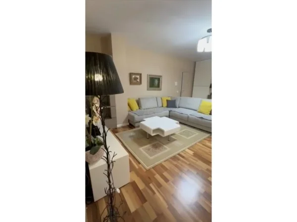 Tirane, jepet me qera apartament 1+1 Kati 5, 94 m² 750 € (Myslym Shyri)