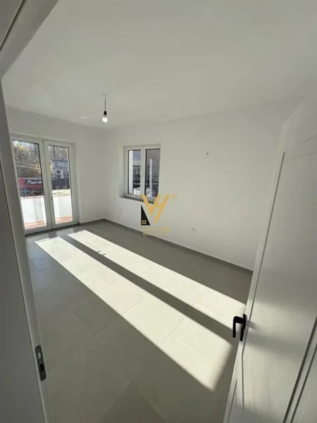 Tirane, jepet me qera zyre Kati 1, 70 m² 1.000 € (MINE PEZA)