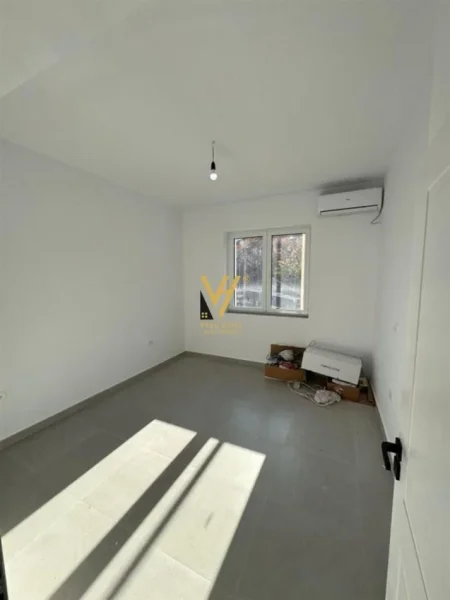 Tirane, jepet me qera zyre Kati 1, 70 m² 1.000 € (MINE PEZA)