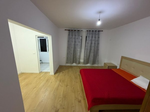Shqiperi, jepet me qera apartament 3+1 Kati 4, 600 € (Lord Bajron)