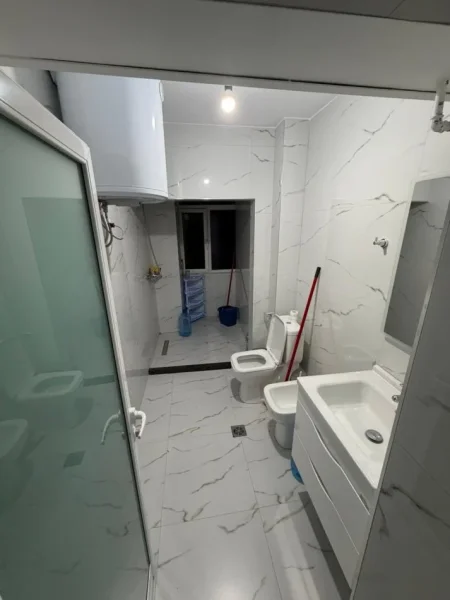 Shqiperi, jepet me qera apartament 3+1 Kati 4, 600 € (Lord Bajron)