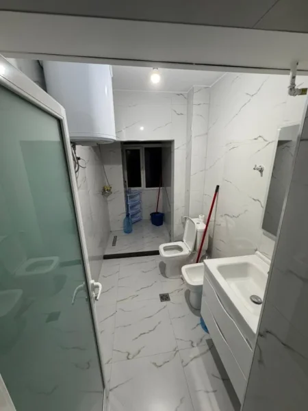 Shqiperi, jepet me qera apartament 3+1 Kati 4, 600 € (Lord Bajron)