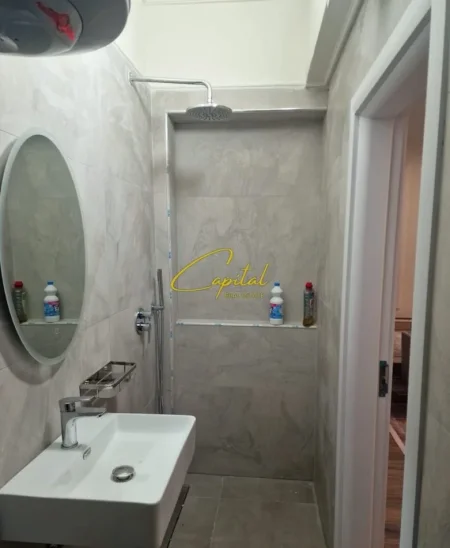 Tirane, jepet me qera apartament 2+1 Kati 1, 84 m² 700 € (ISH STACIONI TRENIT)