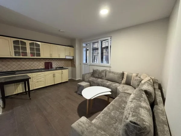 Tirane, jepet me qera apartament 2+1+Aneks+Ballkon Kati 1, 80 m² 500 € (Ish Fusha Aviacionit)