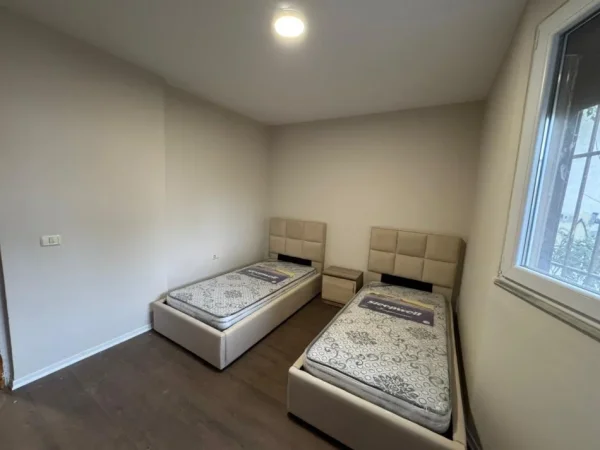 Tirane, jepet me qera apartament 2+1+Aneks+Ballkon Kati 1, 80 m² 500 € (Ish Fusha Aviacionit)