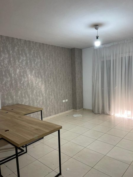Tirane, jepet me qera zyre Kati 2, 80 m² 400 € (Bulevardi Bajram Curri)