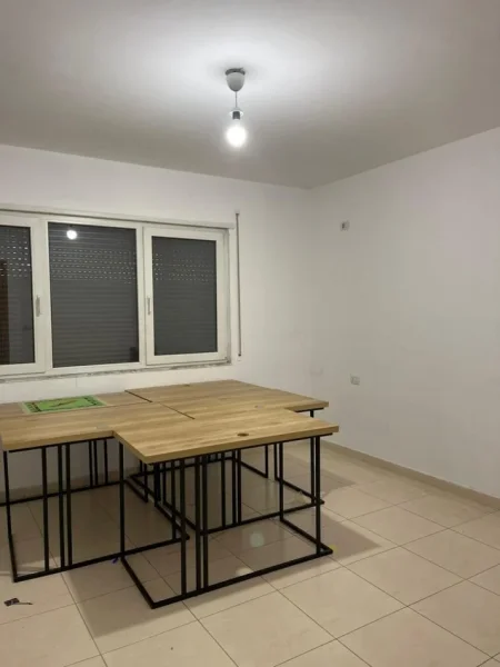 Tirane, jepet me qera zyre Kati 2, 80 m² 400 € (Bulevardi Bajram Curri)