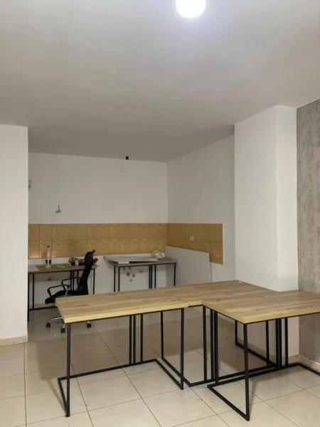 Tirane, jepet me qera zyre Kati 2, 80 m² 400 € (Bulevardi Bajram Curri)