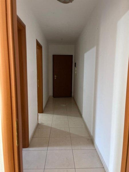 Tirane, jepet me qera zyre Kati 2, 80 m² 400 € (Bulevardi Bajram Curri)