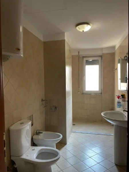Tirane, jepet me qera zyre Kati 2, 80 m² 400 € (Bulevardi Bajram Curri)