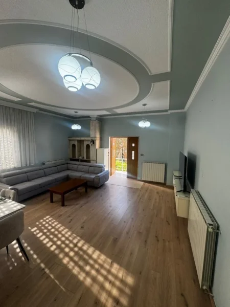 Tirane, jepet me qera apartament 2+1+Ballkon Kati 1, 12 m² 800 € (Ali Dem)