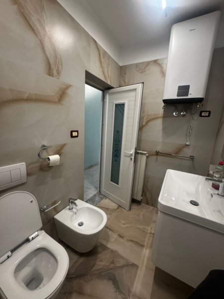 Tirane, jepet me qera apartament 2+1+Ballkon Kati 1, 12 m² 800 € (Ali Dem)