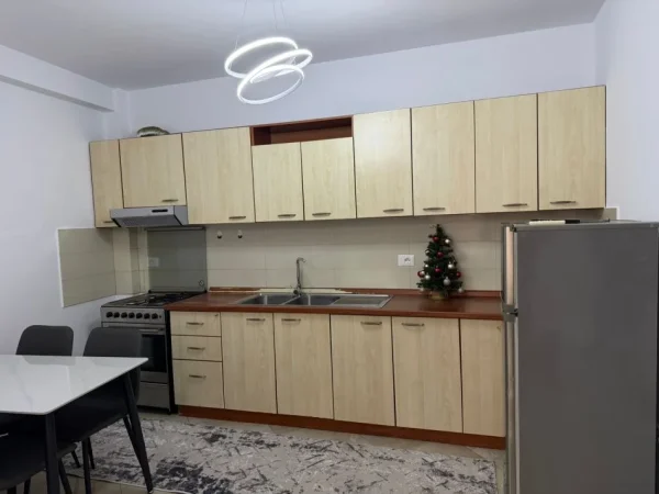 Tirane, jepet me qera apartament 2+1 Kati 4, 85 m² 850 € (selvia)