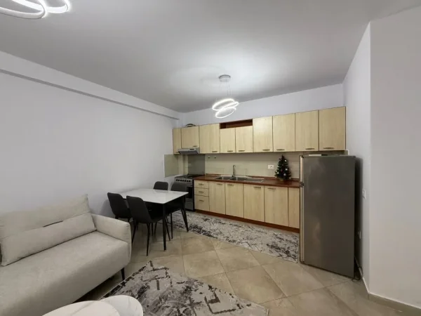 Tirane, jepet me qera apartament 2+1 Kati 4, 85 m² 850 € (selvia)