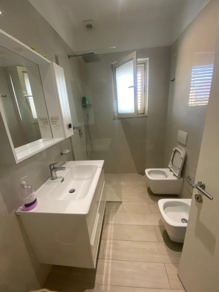 Tirane, jepet me qera Vile 2+1 Kati 3, 110 m² 600 € (21 Dhjetori)