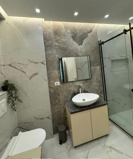 Tirane, jepet me qera apartament 1+1 , 70 m² 650 € (Kompleksi Sima Com, Unaza e re)