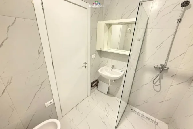 Tirane, jepet me qera apartament 1+1+Ballkon Kati 2, 60 m² 600 € (Fusha e Aviacionit)