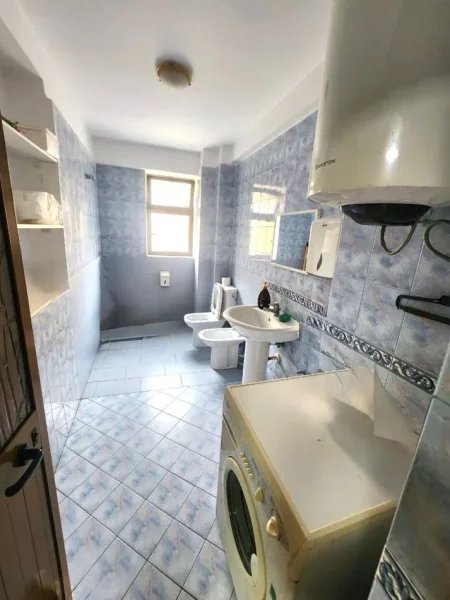 Shqiperi, jepet me qera ambjent biznesi Kati 2, 120 m² 800 € (RRUGA NDRE MJEDA)