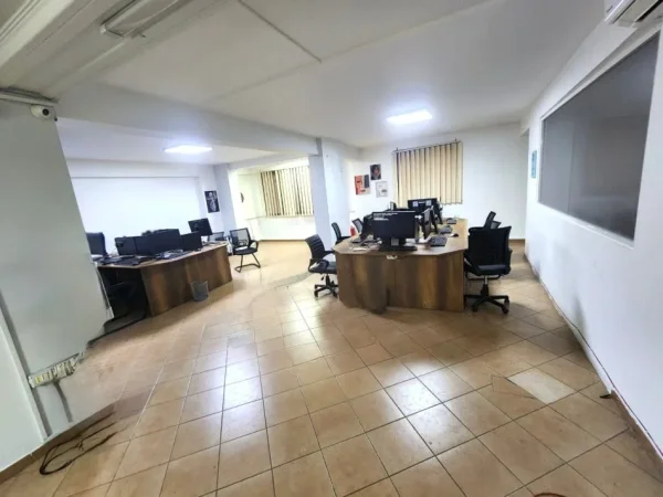 Shqiperi, jepet me qera ambjent biznesi Kati 2, 120 m² 800 € (RRUGA NDRE MJEDA)