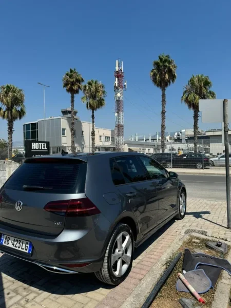 Tirane, shitet makine Golf 2.0 TDI 2015, gri e erret automatik
