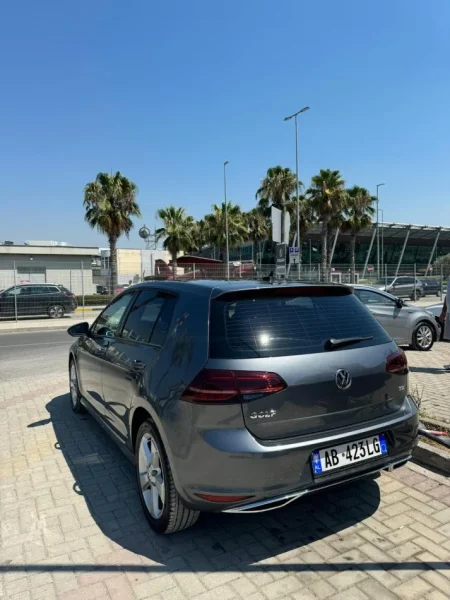 Tirane, shitet makine Golf 2.0 TDI 2015, gri e erret automatik