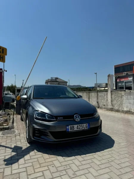 Tirane, shitet makine Golf 2.0 TDI 2015, gri e erret automatik
