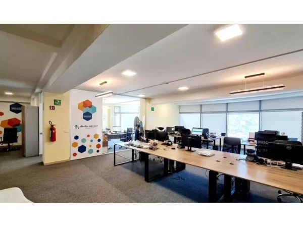 Tirane, shitet ambjent biznesi Kati 5, 256 m² 700.000 € (Kompleks Halili, Rruga e Dibres.)