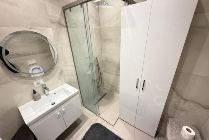 Tirane, jepet me qera apartament 1+1+Ballkon Kati 7, 65 m² 1.000 € (Garden Building)