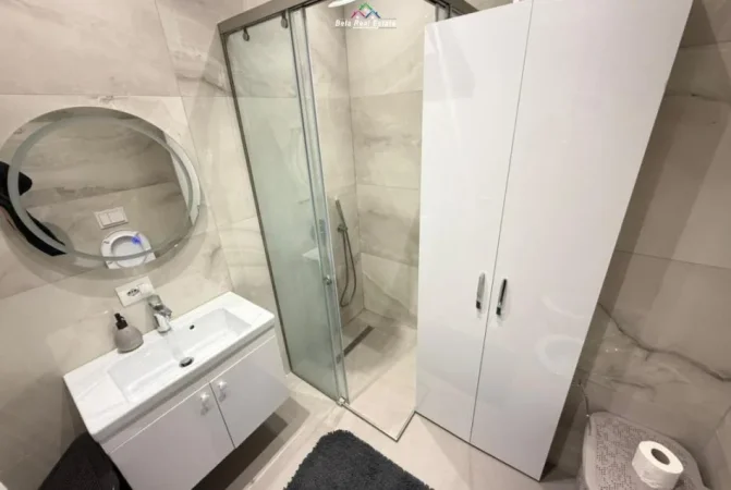 Tirane, jepet me qera apartament 1+1+Ballkon Kati 7, 65 m² 1.000 € (Garden Building)