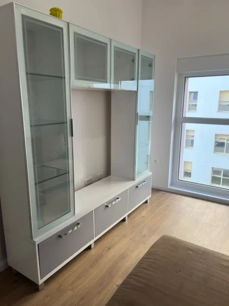 Tirane, jepet me qera apartament 1+1 Kati 4, 57 m² 420 € (Rruga Namik Delvina)