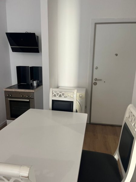 Tirane, jepet me qera apartament 1+1 Kati 4, 57 m² 420 € (Rruga Namik Delvina)
