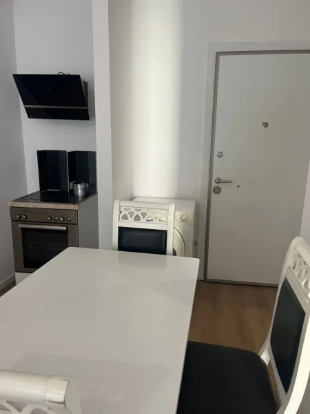 Tirane, jepet me qera apartament 1+1 Kati 4, 57 m² 420 € (Rruga Namik Delvina)