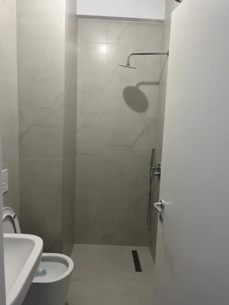 Tirane, jepet me qera apartament 1+1 Kati 4, 57 m² 420 € (Rruga Namik Delvina)