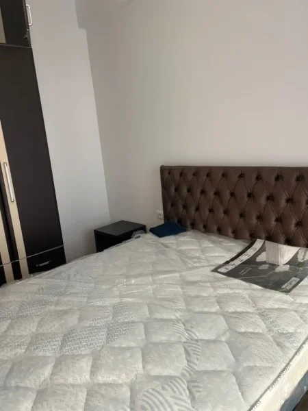 Tirane, jepet me qera apartament 1+1 Kati 4, 57 m² 420 € (Rruga Namik Delvina)