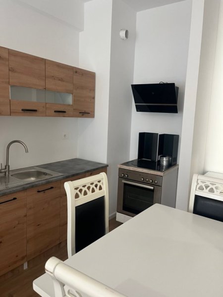 Tirane, jepet me qera apartament 1+1 Kati 4, 57 m² 420 € (Rruga Namik Delvina)