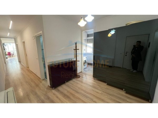 Tirane, jepet me qera apartament 2+1+Ballkon Kati 3, 135 m² 1.500 € (pazari i ri)