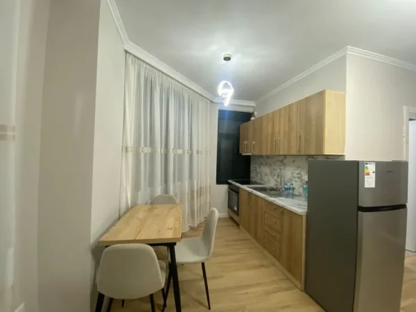 Tirane, jepet me qera apartament 1+1 Kati 7, 60 m² 550 € (Rruga 21 Dhjetori)