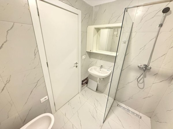 Tirane, jepet me qera apartament 1+1 Kati 2, 60 m² 600 € (Rruga Artan Lenja)