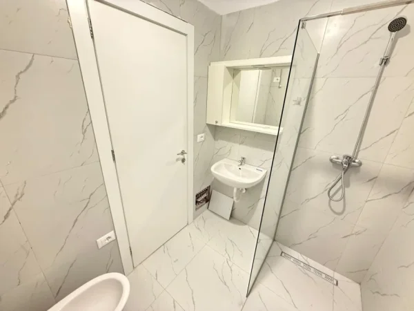 Tirane, jepet me qera apartament 1+1 Kati 2, 60 m² 600 € (Rruga Artan Lenja)