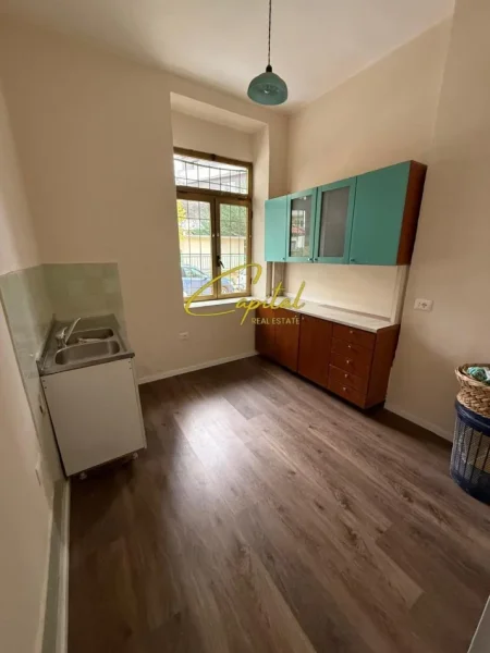 Tirane, jepet me qera ambjent biznesi Kati 0, 75 m² 1.200 € (RRUGA E DIBRES)