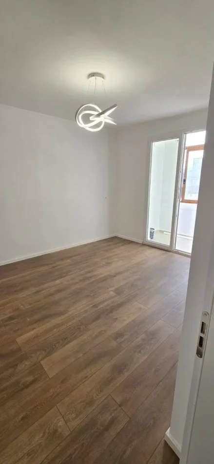 Tirane, shitet apartament 1+1+Ballkon Kati 4, 59 m² 140.000 € (21 DHJETORI)
