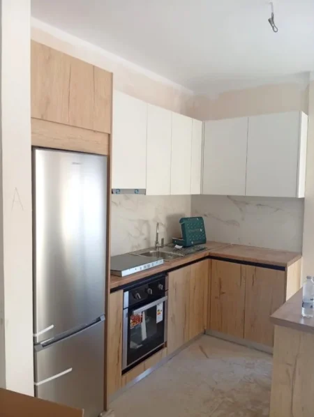 Jepet me Qera Apartament 2+1+2  me parking ne 5 Maj, pas Concordit,   600 €URO