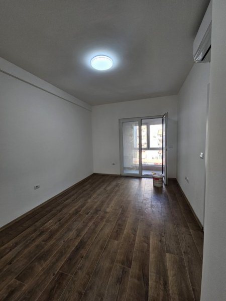 Tirane, jepet me qera ambjent biznesi , 60 m² 600 € (Zogu i zi)