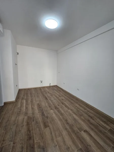 Tirane, jepet me qera ambjent biznesi , 60 m² 600 € (Zogu i zi)