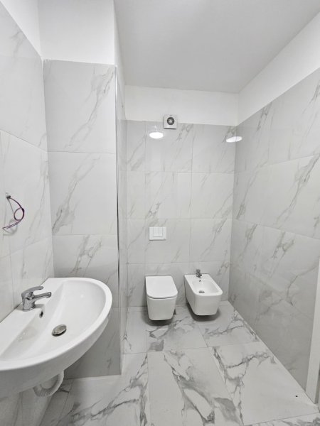 Tirane, jepet me qera ambjent biznesi , 60 m² 600 € (Zogu i zi)